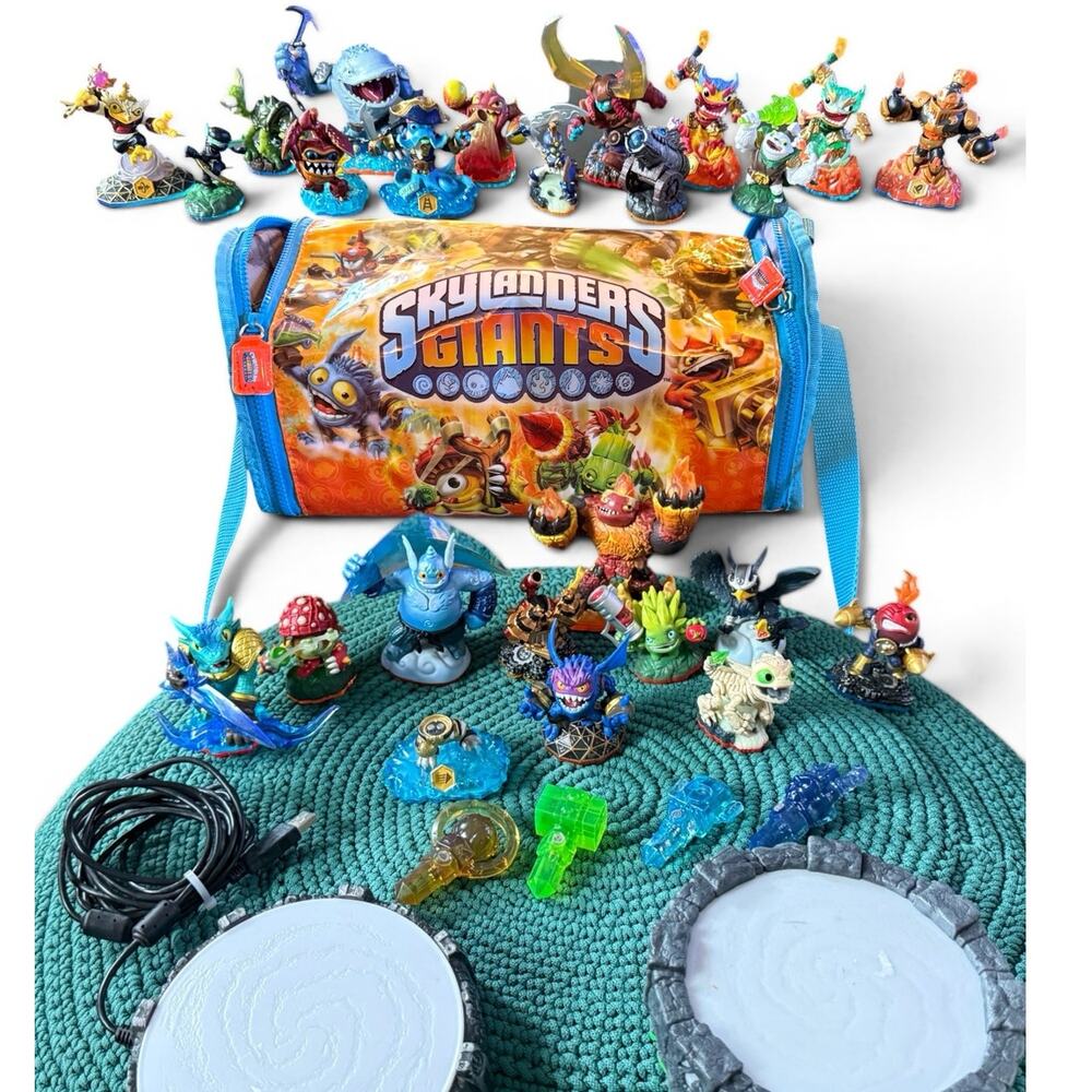 Skylanders Lot of 20+ Figures Portal of Power Wii 4 Traps Case